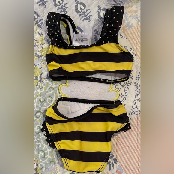 2 gently used Wetsuit brand Swimsuits size newborn. Adorable fish and bumble bee - Picture 6 of 6